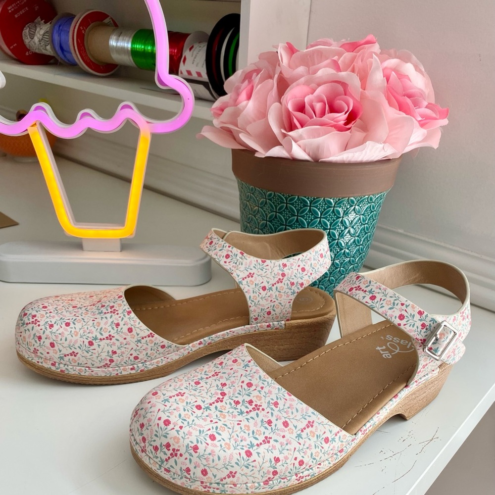 Floral clogs 💐😀